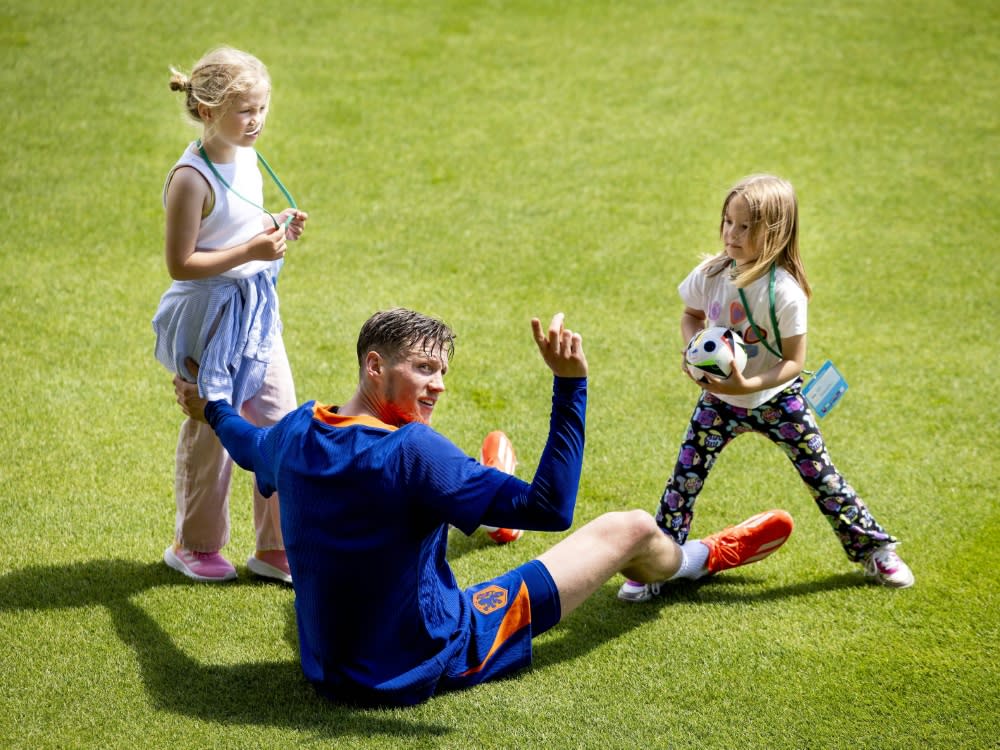 Wout Weghorst genoss die Zeit mit seinen Kindern (IMAGO/Training session The Netherlands)