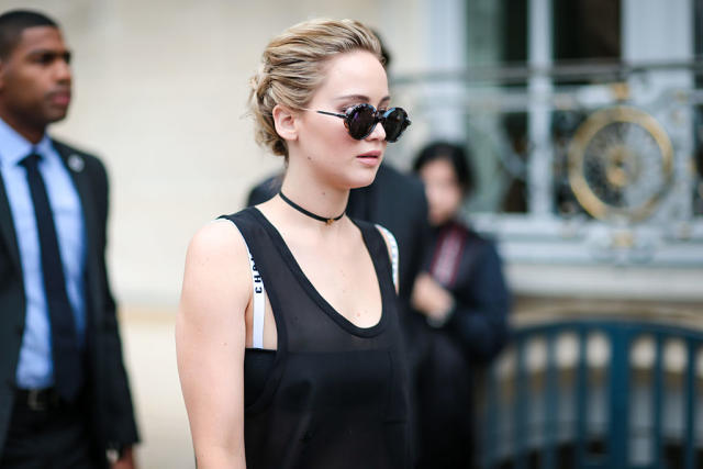 Jennifer Lawrence's tank top and boyfriend jeans combo is the *perfect*  weekend outfit