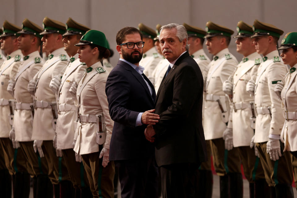 El presidente de Chile, Gabriel Boric, y el presidente de Argentina, Alberto Fernández, se reúnen en el palacio de gobierno de La Moneda, en Santiago de Chile, el 5 de abril de 2023. REUTERS/Ivan Alvarado