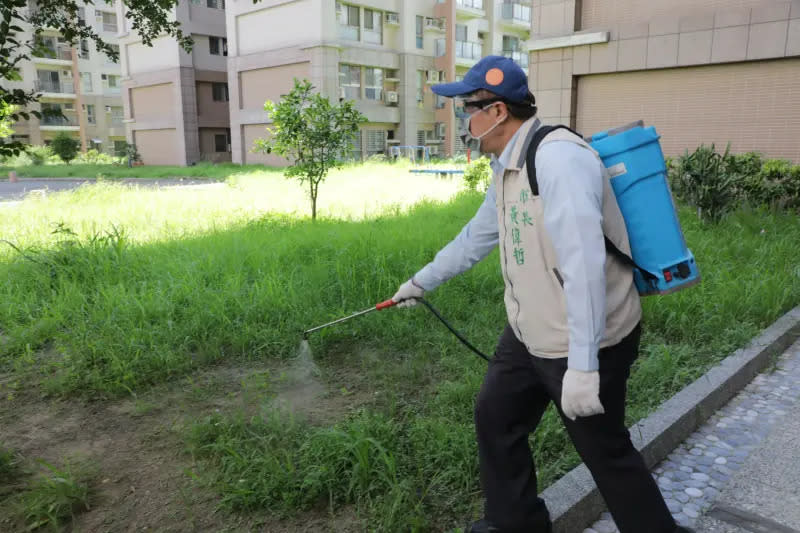 ▲築杜絕登革熱防火線，台南市長黃偉哲今天親自示範室外化學防治作業操作籲民眾提高警覺。（圖／台南市政府提供）