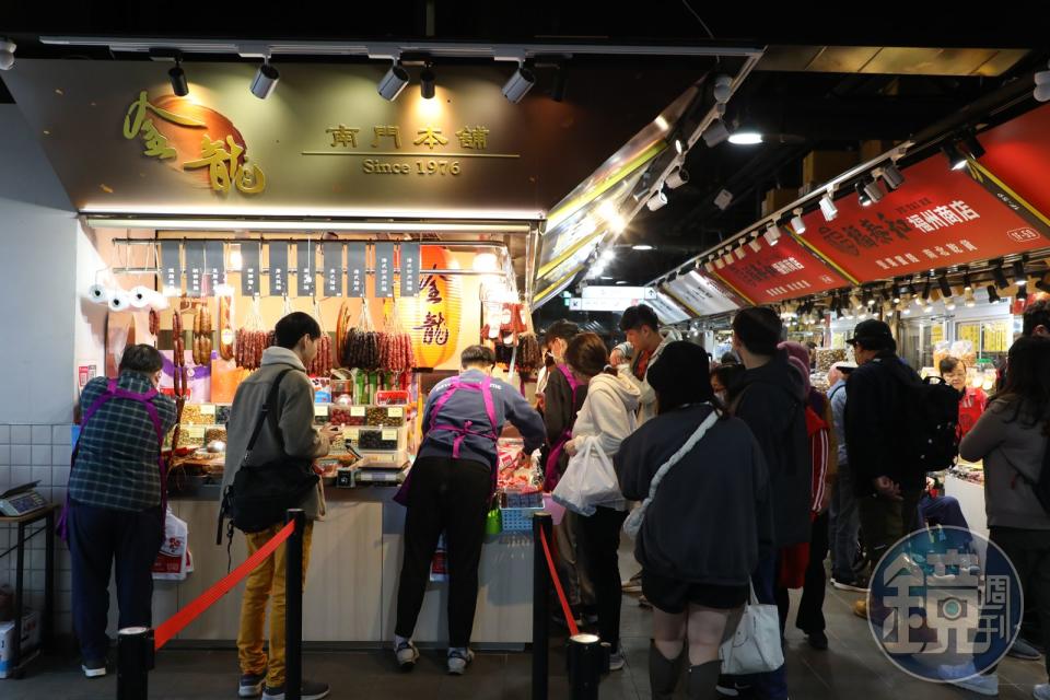 南門市場內的另一攤「金龍肉乾南門本舖」，兩間老店各有擁護者。