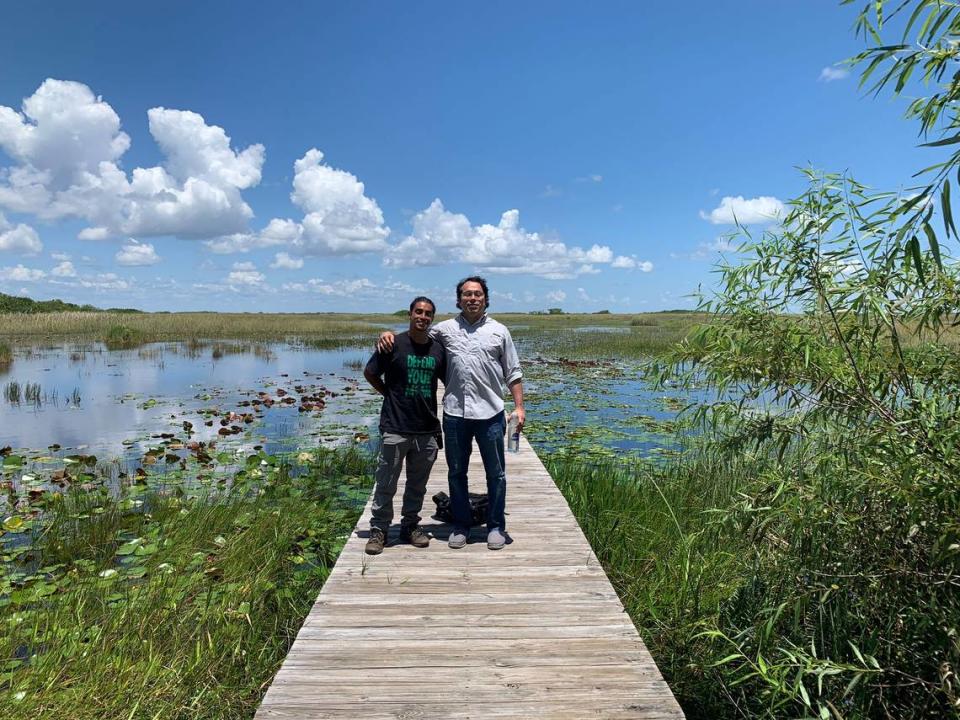 Jean Sarmiento, cofundador de “Love the Everglades” junto con Geovanny Pérez, ex miembro de la junta directiva de esta organización sin ánimo de lucro en el Centro de rescate animales Tigertail, ubicado en una isla del Parque Nacional de Everglades.