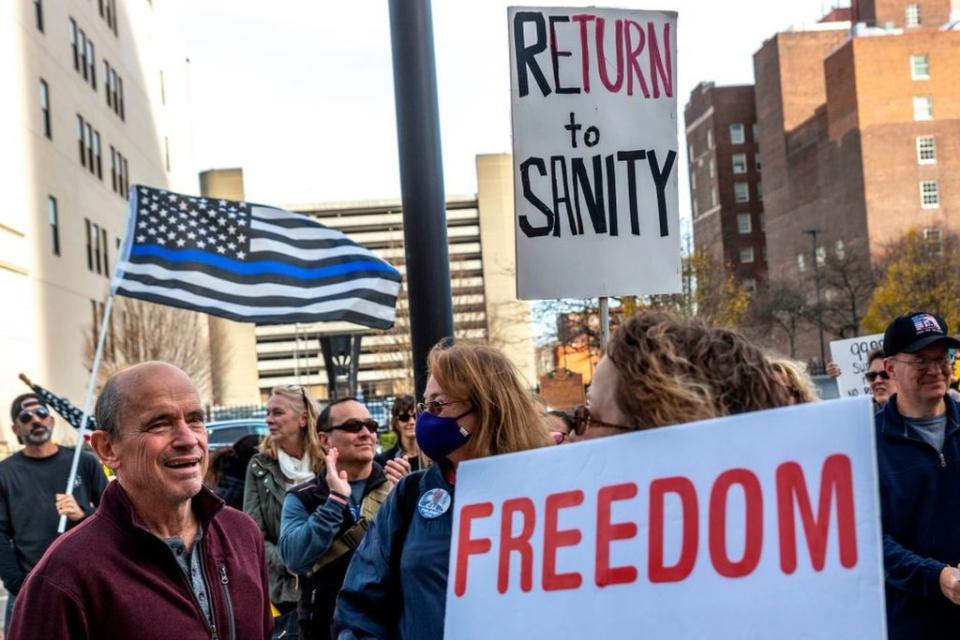 Una protesta contra las restricciones en Calfiornia