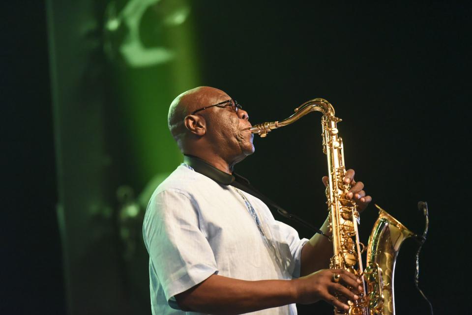 Manu Dibango, celebre sassofonista camerunense e leggenda dell’afro-jazz, è morto il 24 marzo in Francia dopo aver contratto il coronavirus. (Photo by SIA KAMBOU/AFP via Getty Images)