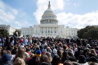 <p>Estudiantes participan en el paro realizado a nivel nacional para protestar contra la violencia por armas de fuego, ante el Capitolio en Washington DC, Estados Unidos, hoy, 14 de marzo de 2018. Estudiantes, profesores y padres realizan un paro nacional de 17 minutos en memoria de las 17 personas muertas a tiros el pasado 14 de febrero en un instituto de Parkland, en el sur de Florida, y en demanda de un mayor control de venta de armas.EFE/ Michael Reynolds </p>