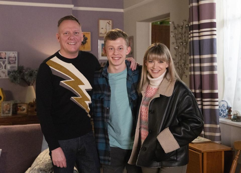 sean tully, dylan wilson and violet wilson in coronation street