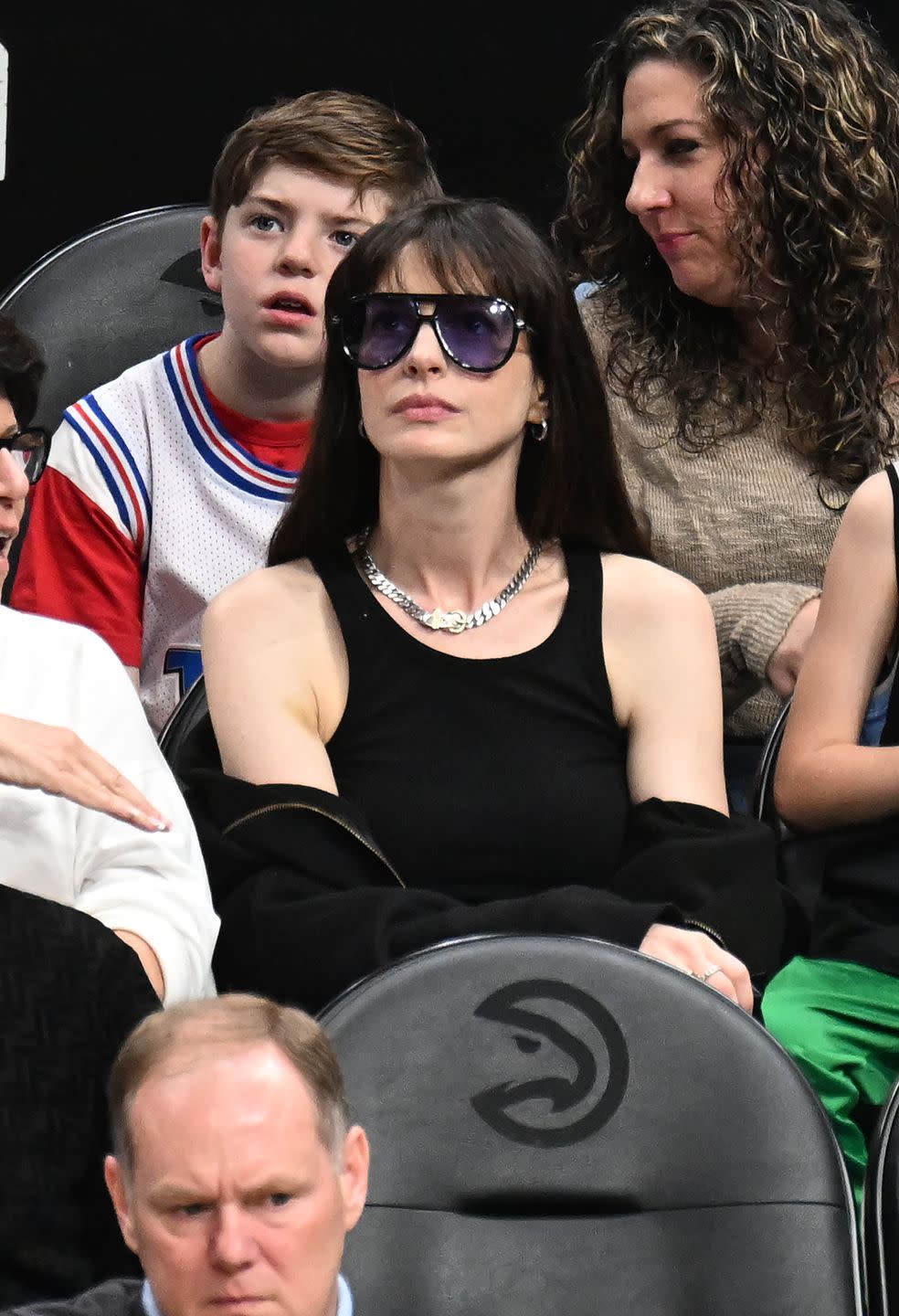 anne hathaway shows off her edgy courtside style