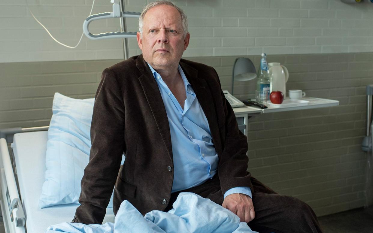 Ein besonderer Fall für Klaus Borowski (Axel Milberg), der vom Krankenbett aus ermittelt. Dazu kommt, dass auch seine Wahrnehmung und sein Denken anders sind ...  (Bild: NDR/ARD/Thorsten Jander)
