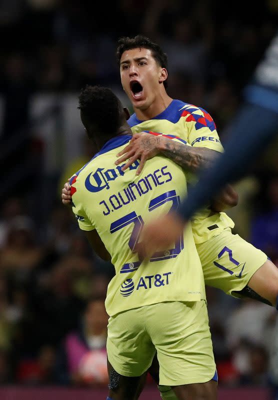 Alejandro Zendejas (17) festeja con Julián Quiñones tras anotar el gol que ponía en ventaja al América ante Pachuca en la Copa de Campeones de la Concacaf