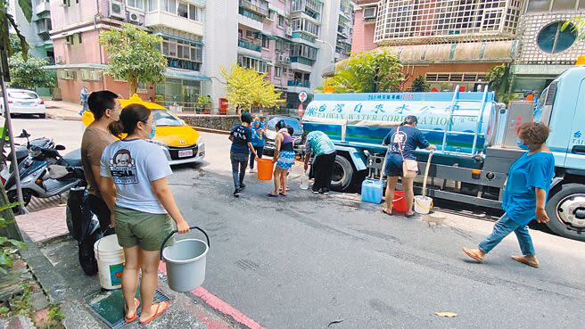 基隆市中正、信義區最近有3000多戶陸續無預警停水，令居民怨聲載道。（張志康攝）