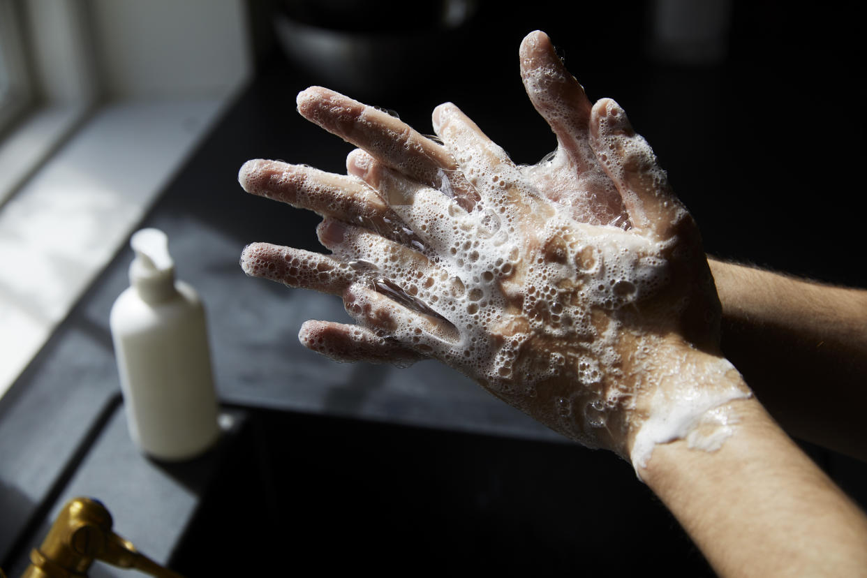 El primer paso en la prevención de una infección es lavarnos las manos con agua y jabón durante 20 segundos, según recomiendan los expertos. (Getty Creative)