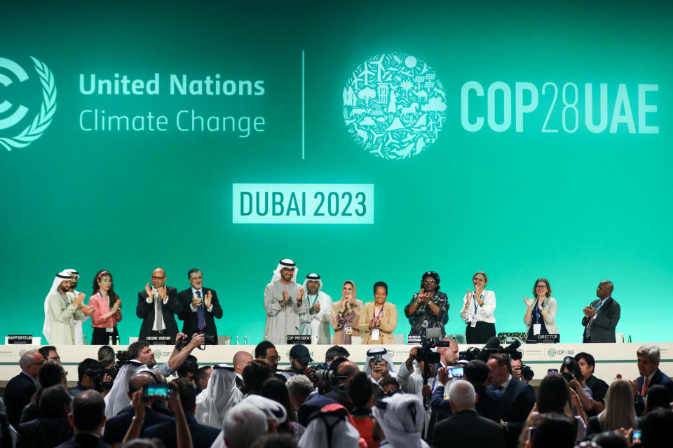 來自近200個國家的代表13日在COP28聯合國氣候峰會，通過首次呼籲世界擺脫化石燃料的協議。（Photo by Fadel Dawod/Getty Images）