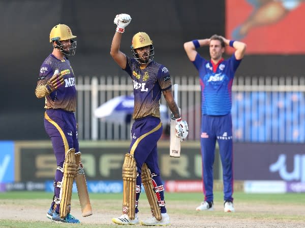 KKR players in action against DC (Photo: Twitter/IPL)