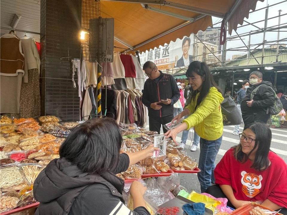 國民黨台北市四選區（內湖、南港）立委候選人李彥秀在國民黨副總統候選人趙少康、國民黨台北市黨部黃呂錦茹陪同下，於上午約9時30分起自港富廣場開始掃市場，同時民進黨台北市四選區（內湖、南港）立委候選人高嘉瑜則至港富廣場周遭向攤販拜票，2人險些遇見。（劉彥宜攝）