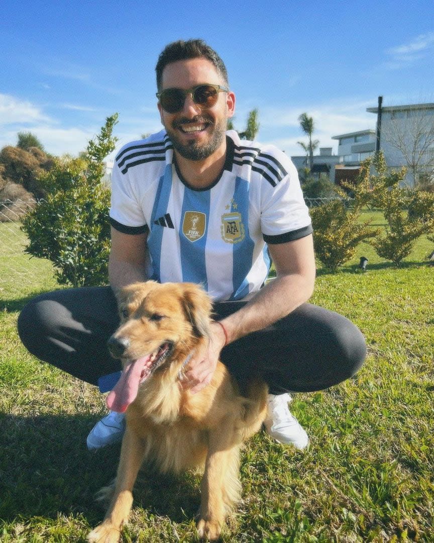 Nico Occhiato junto a su perro Carlitos