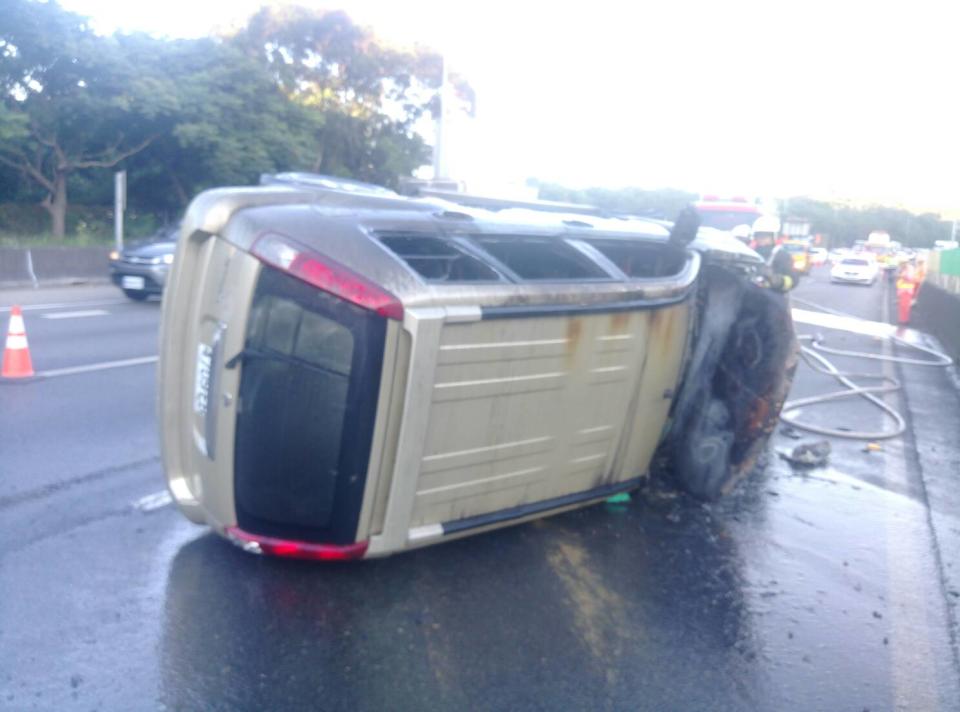 車輛竟失控撞上內側護欄翻覆，接著側翻在內側車道路面上。（圖／東森新聞）