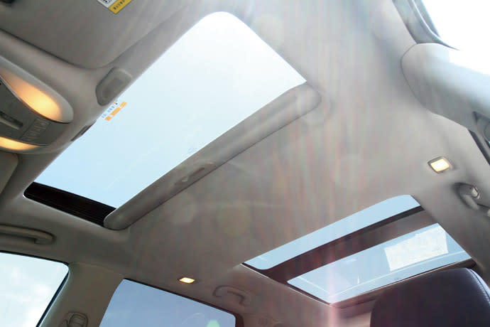 美觀與實用兼具的雙扇式電動天窗。 版權所有/汽車視界