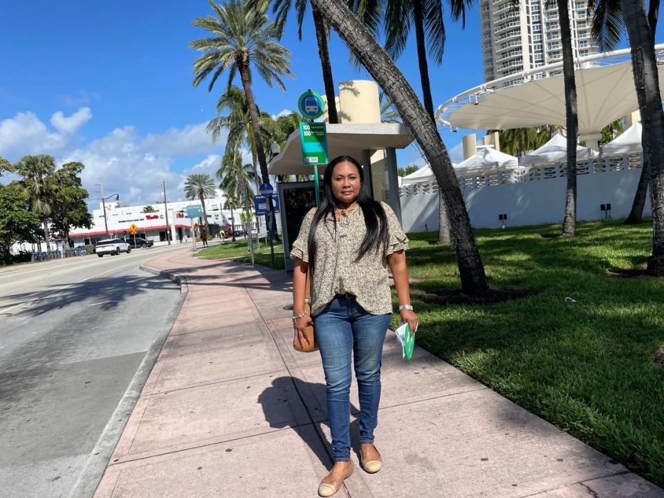 Nora Howell es una usuaria habitual de la línea 115 de autobús en Miami Beach, que se suprimirá como parte de la puesta en marcha por el Condado Miami-Dade de la red Better Bus, el primer gran rediseño de las líneas de autobús desde los años ochenta. Miami-Dade está usando shuttles a demanda para ofrecer alternativas a los usuarios que pierden rutas de autobús cercanas. Los administradores del condado dijeron que están cambiando los recursos de tránsito de las rutas de bajo tráfico para permitir llegadas más rápidas de autobuses en las rutas de alto tráfico.