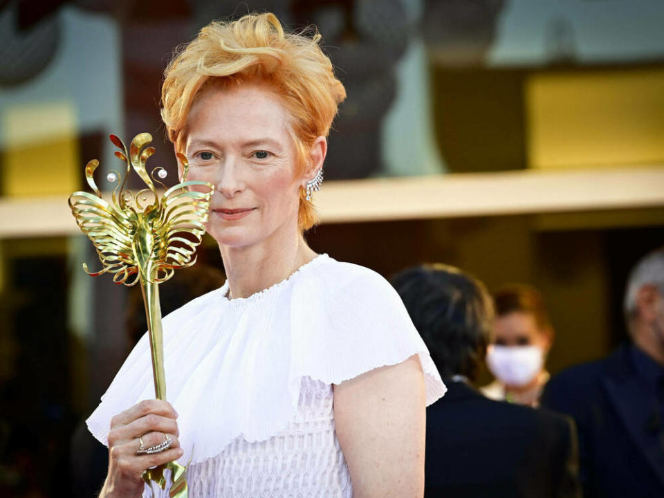 Tilda Swinton trug eine goldene Maske auf dem roten Teppich. (Bild: imago images/Italy Photo Press)