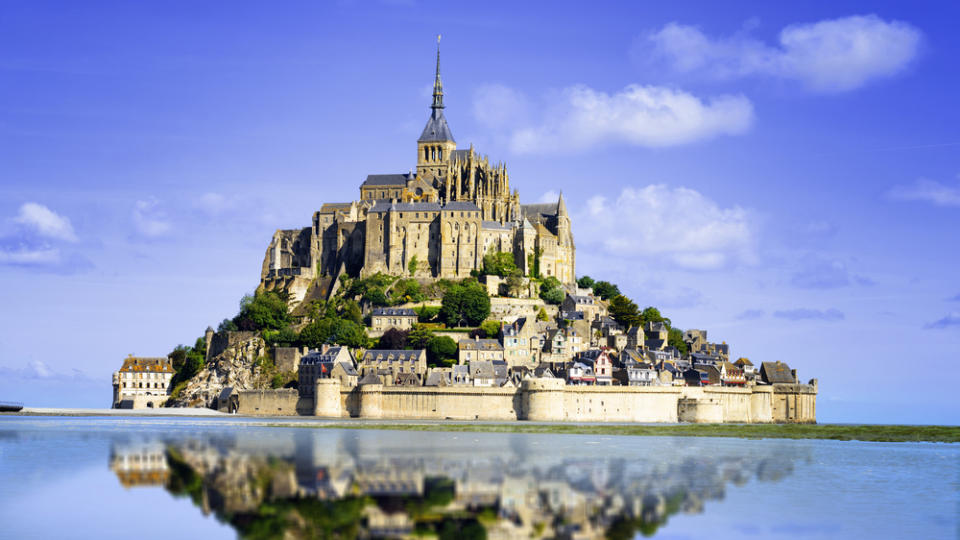 1300 Jahre Geschichte erleben die Besucher auf Mont-Saint-Michel. Das ehemalige Benediktinerkloster gilt als eines der spektakulärsten Schlösser überhaupt. Das liegt an den zahlreichen sehenswerten Bauten und der einmaligen Lage des Schlosses - mitten im Atlantik.