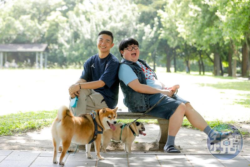 家有老犬的陳彥佐（右），找熊爸（左）追問老犬如何照護，也想了解狗狗玩便便的原因。