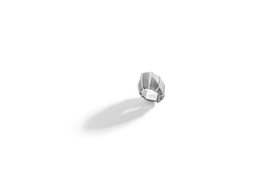 A ring in aluminum, white gold and diamonds from the Ardis collection by Vhernier.