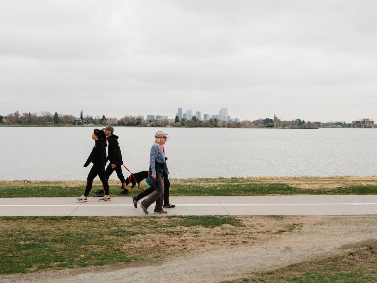Gente caminando en el parque Sloan's Lake en Denver el 27 de abril de 2021. (James Stukenberg/The New York Times)