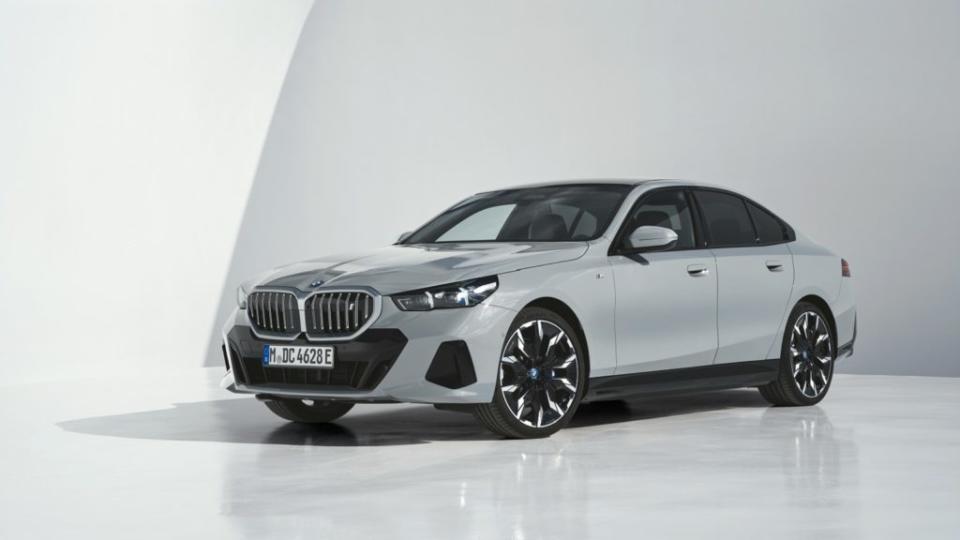 相較於7 Series，新世代5 Series的水箱護罩比例較為協調。(圖片來源/ BMW)