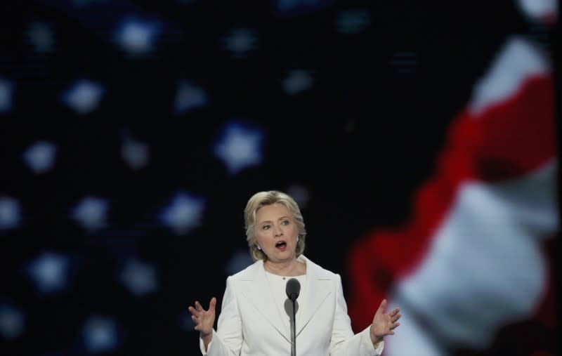 Officiellement candidate du camp démocrate, Hillary Clinton a proposé jeudi aux Américains une vision "lucide" des défis auxquels les Etats-Unis sont confrontés chez eux et ailleurs tout en attaquant son adversaire Donald Trump qu'elle accusé de semer la peur et la discorde. /Photo prise le 28 juillet 2016/REUTERS/Mike Segar