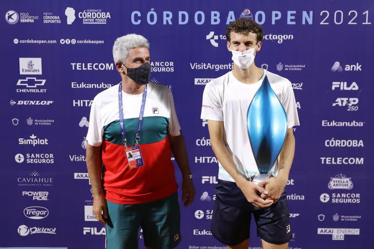 Hasta el último Córdoba Open, en febrero, Juan Manuel Cerúndolo ni siquiera tenía partidos a nivel ATP, pero debutó en el Polo Deportivo Kempes y ganó el título; aquí, con el trofeo y su padre, Alejandro. 