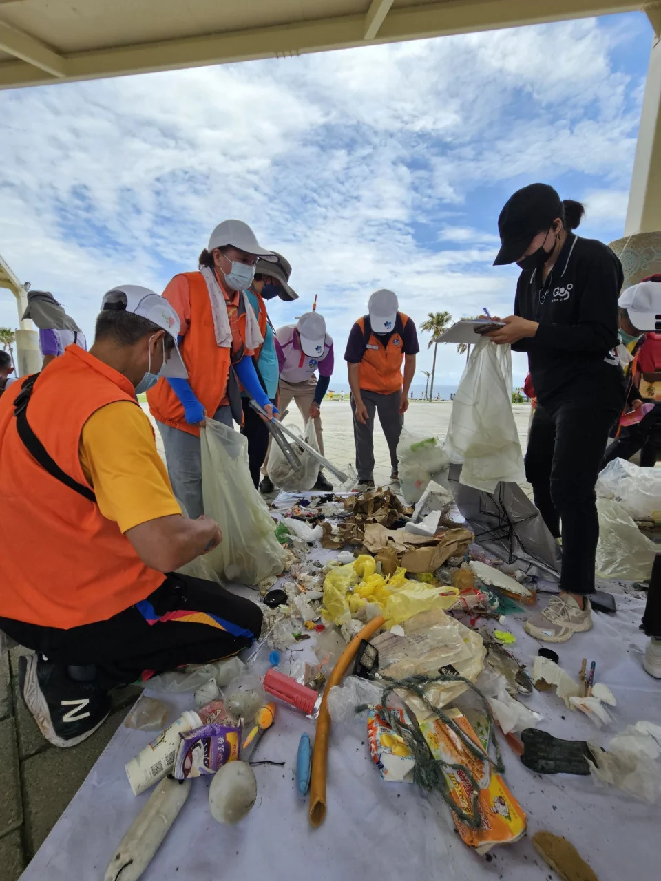 志工清出百公斤海廢，以寶特瓶居多。（圖：九河局提供）