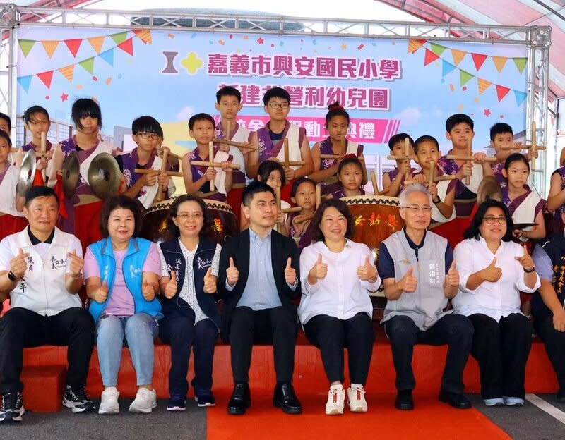 嘉義市興安國小新建非營利幼兒園動土 嘉義市湖子內重劃區人口成長，市府規劃在重劃區2 期、興安國小第2校區新建非營利幼兒園，27日舉行 開工動土典禮，市長黃敏惠（前右3）、民進黨立委 王美惠（前右1）等人出席見證。 中央社記者黃國芳攝  113年5月27日 