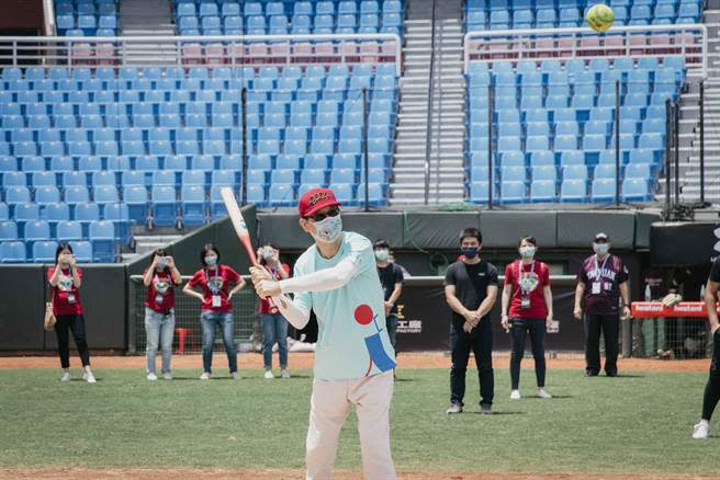 桃園市長鄭文燦3日邀請日本台灣交流協會台北事務所代表泉裕泰等人參加台日壘球友誼賽「台日友誼 野球之魂」。(市府提供／蔡依珍桃園傳真)