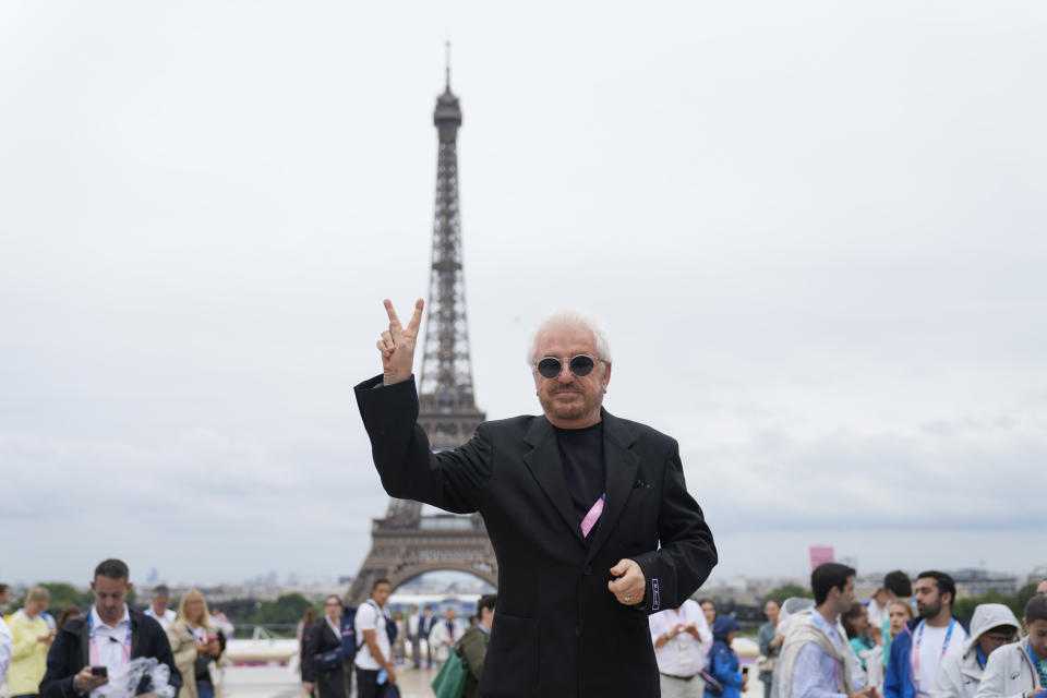 El músico francés Marc Cerrone llega a París, Francia, antes de la ceremonia de apertura de los Juegos Olímpicos de Verano de 2024, el viernes 26 de julio de 2024.(Foto AP/Natacha Pisarenko)