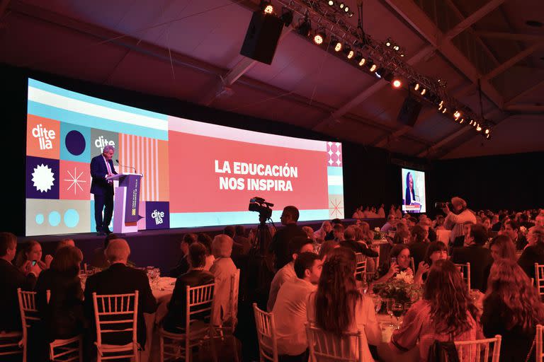 El rector Juan José Cruces pronuncia su discurso en la cena de recaudación de la Universidad Torcuato Di Tella