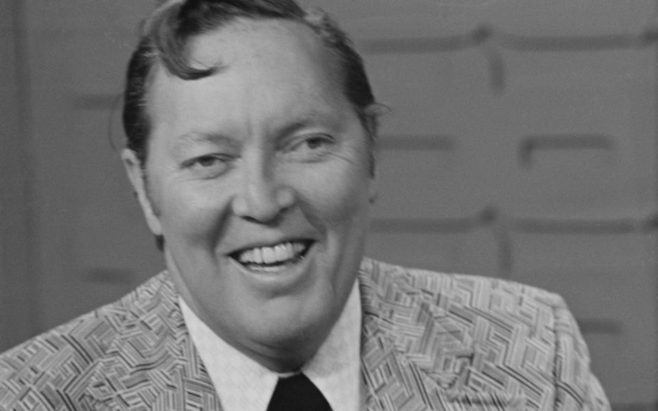 <p>Nach "Rock Around The Clock" hatte Bill Haley einige weitere Gassenhauer, etwa "See You Later Alligator" und "Shake, Rattle & Roll". Insgesamt verkaufte er über 60 Millionen Platten. Nach einem zweiten Karriere-Hoch in den 60-ern starb Haley 1981 in Texas mutmaßlich an einem Herzinfarkt - er wurde nur 55 Jahre alt. (Bild: Daily Express/Smith/Hulton Archive/Getty Images)</p> 