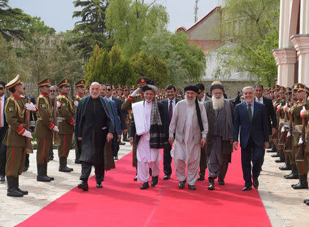 (L-R) Former Afghan President Hamid Karzai, Afghan President Ashraf Ghani, Afghan warlord Gulbuddin Hekmatyar, Afghan former Jihadi leader Abdul Rabb Rasool Sayyaf and Afghanistan Chief Executive Abdullah Abdullah walk to attend a ceremony at the Presidential palace in Kabul, Afghanistan May 4, 2017. REUTERS/Shah Marai/Pool