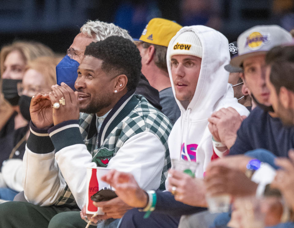 Usher y Justin Bieber en un partido de los Golden State Warriors y Los Angeles Lakers, 2021, Los Angeles. (Allen J. Schaben / Los Angeles Times via Getty Images).