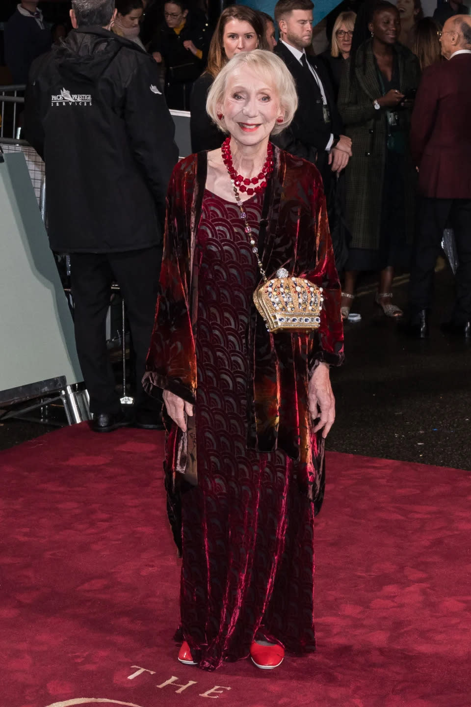 Marcia Warren, die in der f&#xfc;nften Staffel von &#x00201e;The Crown&#x00201c; Queen Mum spielt, auf dem roten Teppich bei der Premiere (Getty Images)