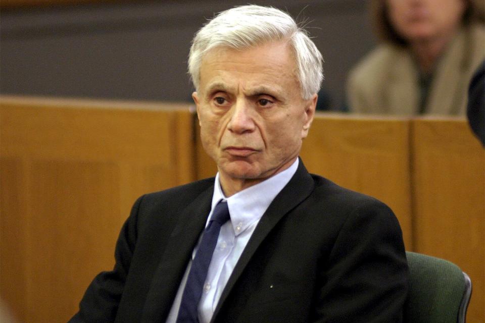 UNITED STATES - SEPTEMBER 17: Robert Blake Back in Court in Los Angeles, United States on September 17, 2004 - Robert Blake, star of the 1970's show 'Baretta,' who is accused of murdering his wife, Bonny Lee Bakley was back in Court today with his attorney, M. Gerald Schwartzback, for his pretrial conference. The 44-year-old Bakley was found shot dead in her car in Los Angeles back in May 2001. (Photo by Mike FANOUS/Gamma-Rapho via Getty Images)