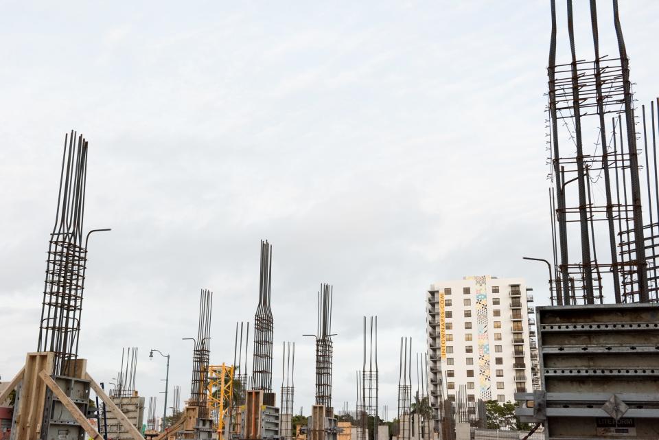 Construcciones a lo largo de la Calle Ocho.