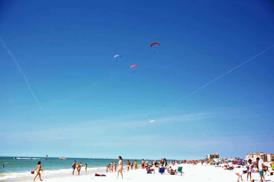 <p>Clearwater no solo puede presumir de ser el mejor pueblo playero de la Florida, sino también de tener la séptima mejor playa del mundo. ¡Casi nada! (Foto: Flickr / <a rel="nofollow noopener" href="https://www.flickr.com/photos/librariesrock/16212172284/in/photolist-qGBBZN-qGPQEH-4LRyDi-6g3xN7-6kSiH2-6kSiwM-6kWrJd-4LWf2N-NrxzQD-4EqD1D-6RUSFx-4EuT8o-4EqDCc-4EqDet-4LWmzm-4LWb7j-4LSomT-4LRWQX-4LRXAn-AoD49-AugZX-48hZgj-48hZVY-48dYD8-gBq98u-gBqGS9-gBrqPH-gBr5Bv-gBr1vV-gBqR3M-2spFny-A1fin-ecyisz-hTM8fx-hTMaMM-hTMEE7-hTMJcq-hTNcuk-NadWJz-zWnBG-pnad43-8H9UBR-4LWyZY-4LWkFJ-4LW7JU-4LSoVk-NhPWXc-4LWcdw-hmvksK-UfFJ7u" target="_blank" data-ylk="slk:librariesrock;elm:context_link;itc:0;sec:content-canvas" class="link ">librariesrock</a>). </p>