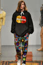 <p>Ähnlich pikant ging es in der Show von Ashish in London zu. Zur Kollektion gehört ein Kapuzenpullover, auf dem das Logo der MasterCard zu sehen ist, allerdings mit der Aufschrift “Masturbate” (Masturbiere). (Bild-Copyright: VIRGILE/Gamma-Rapho/Getty Images) </p>