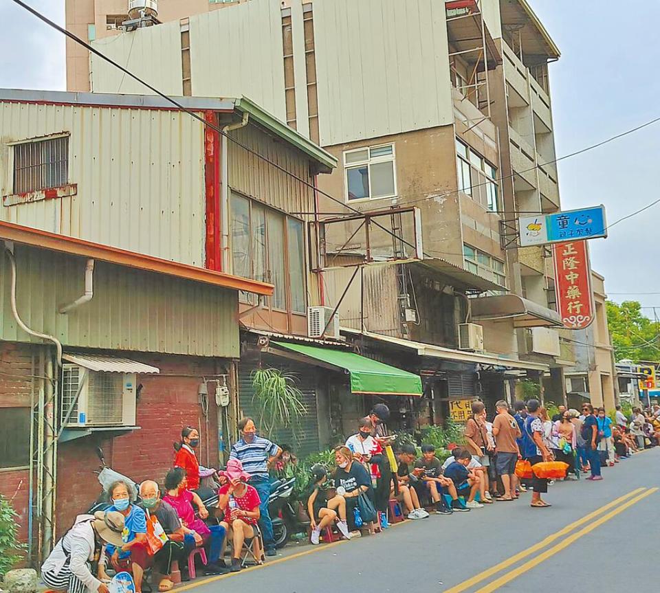 彰化蛋黃酥名店「不二坊」連日湧現排隊購買人潮，甚至出現「椅子部隊」在路邊卡位。（葉靜美攝）