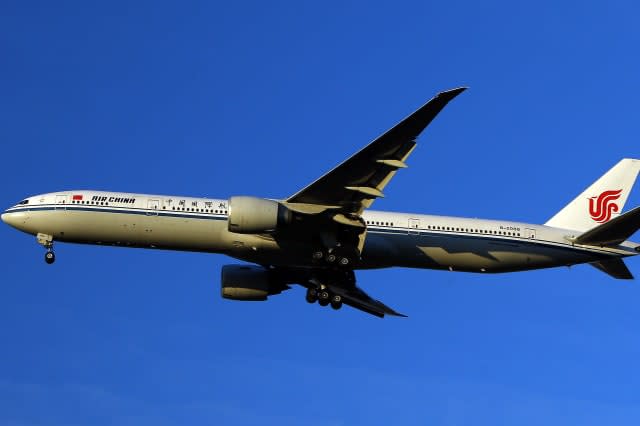 Doctor uses toothpick and spoon to save plane passenger