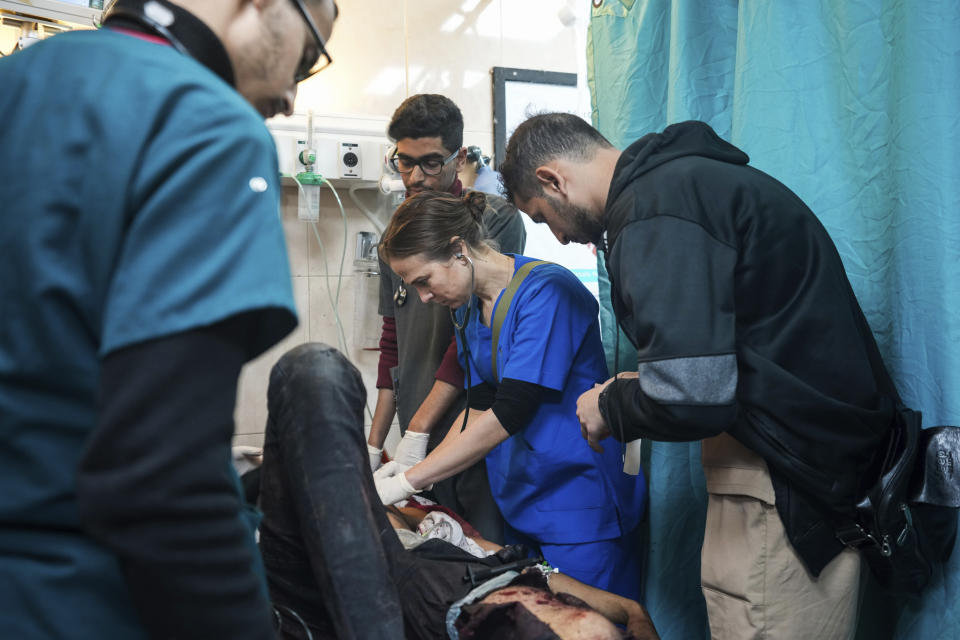 La pediatra Tanya Haj-Hassan (centro), examina a un menor herido en el hospital Mártires de Al-Aqsa, en Deir al-Balah, Gaza, el 16 de marzo de 2024. (AP Foto/Abdel Kareem Hana)