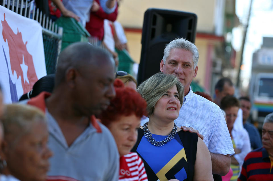 Miguel Díaz-Canel (d), y su esposa Lis Cuesta (2-d) hacen fila para votar en las elecciones generales para elegir a diputados nacionales y provinciales en Santa Clara (Cuba). EFE/Alejandro Ernesto/POOL