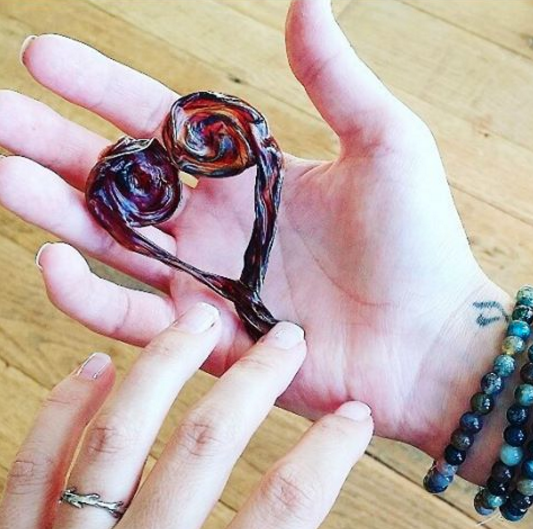 Para muchas mujeres, traer un hijo al mundo es algo que las inspira… desde el parto hasta abrazar a su bebé por primera vez. ¿Habrías pensado que el cordón umbilical podría ser una pieza de arte? Mira. Foto: Instagram.com/mumentoes