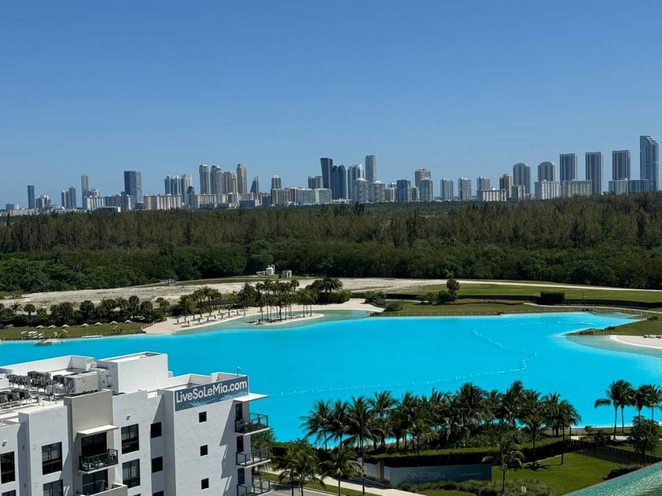 Una vista de la laguna artificial Crystal Lagoon de SoLé Mia, de siete acres, con aguas azul caribe y zonas de playa de arena, desde el tejado del nuevo centro de UHealth.