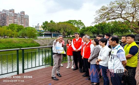 【記者陳宗傑/屏東報導】為延續屏東縣萬年溪整治最後一哩路、實現水與生活環境之連結，今(9)日行政院長陳建仁偕同縣長周春米、經濟部次長林全能、水利署長賴建信，視察萬年溪水岸空間及復興公園，萬年溪由「前瞻計畫全國水環境改善計畫」整治，補助共1億9,800萬元，以「水環境教育場域」的概念重塑「萬年公園」及「復興公園」。